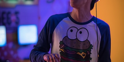 Ilustrasi konsep keamanan siber dan perlindungan data digital dengan ikon gembok